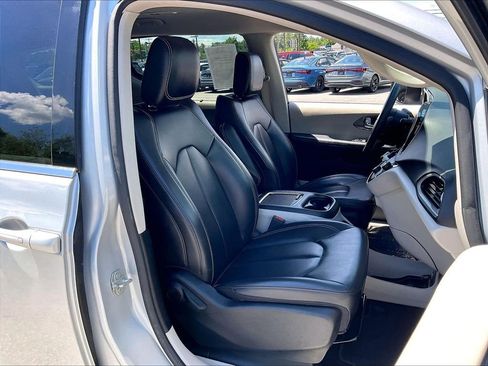 Used 2023 Chrysler Pacifica Touring-L FWD image 10