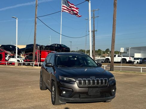 Used 2019 Jeep Cherokee Latitude Plus w/ Comfort/Convenience Group FWD image 4