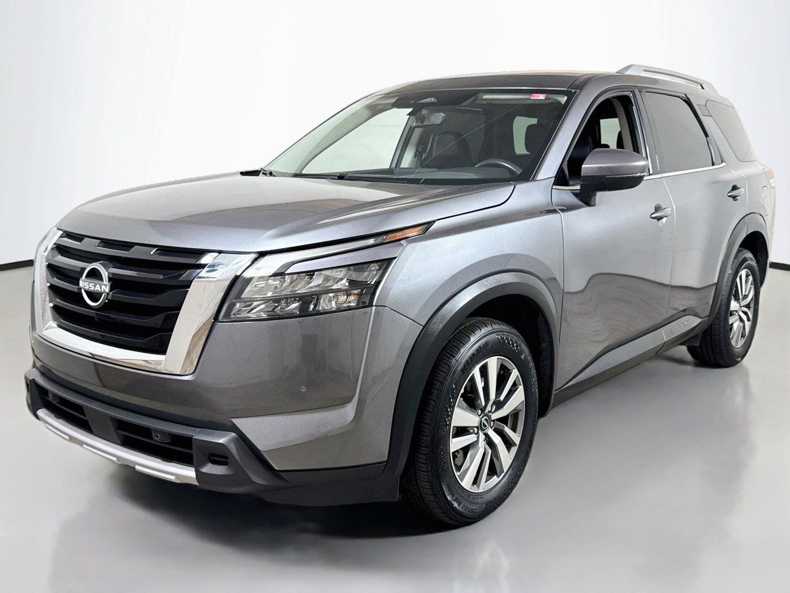 Used 2025 Nissan Pathfinder SL FWD image 1
