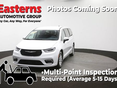 Used 2023 Chrysler Pacifica Touring-L FWD image 55