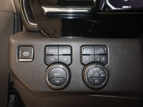 Used 2024 Chevrolet Silverado 1500 LT Trail Boss w/ Convenience Package II AWD/4WD image 11