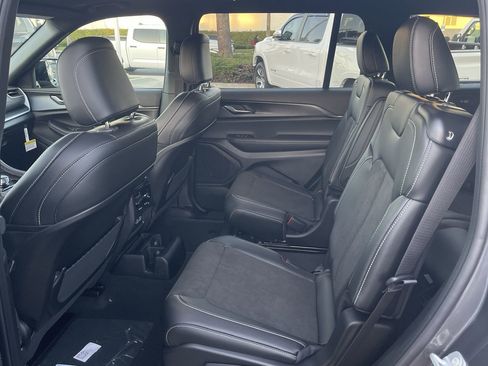 Used 2025 Jeep Grand Cherokee L Altitude AWD/4WD image 18