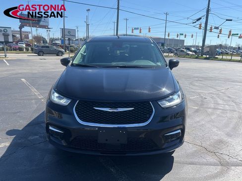 Used 2024 Chrysler Pacifica Touring-L FWD image 10
