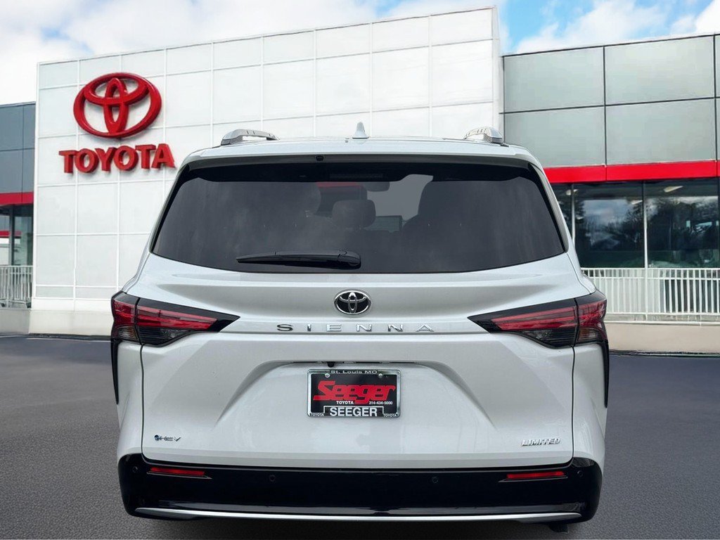 Used 2026 Toyota Sienna Limited FWD image 5