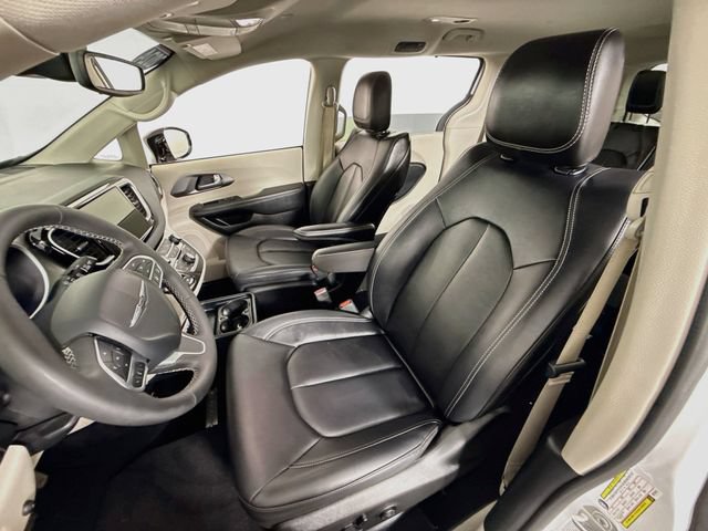 Used 2024 Chrysler Pacifica Touring-L FWD image 5