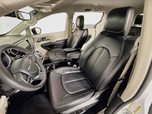 Used 2024 Chrysler Pacifica Touring-L FWD image 5