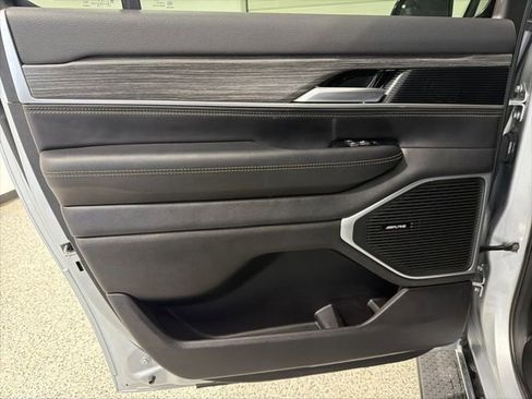 Used 2024 Jeep Wagoneer L Series II w/ Flexible Seating Group AWD/4WD image 28