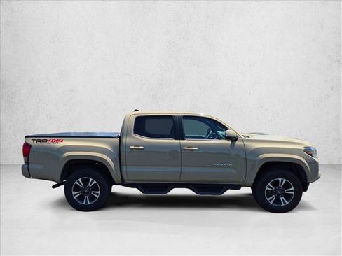 Used 2017 Toyota Tacoma TRD Sport AWD/4WD image 4