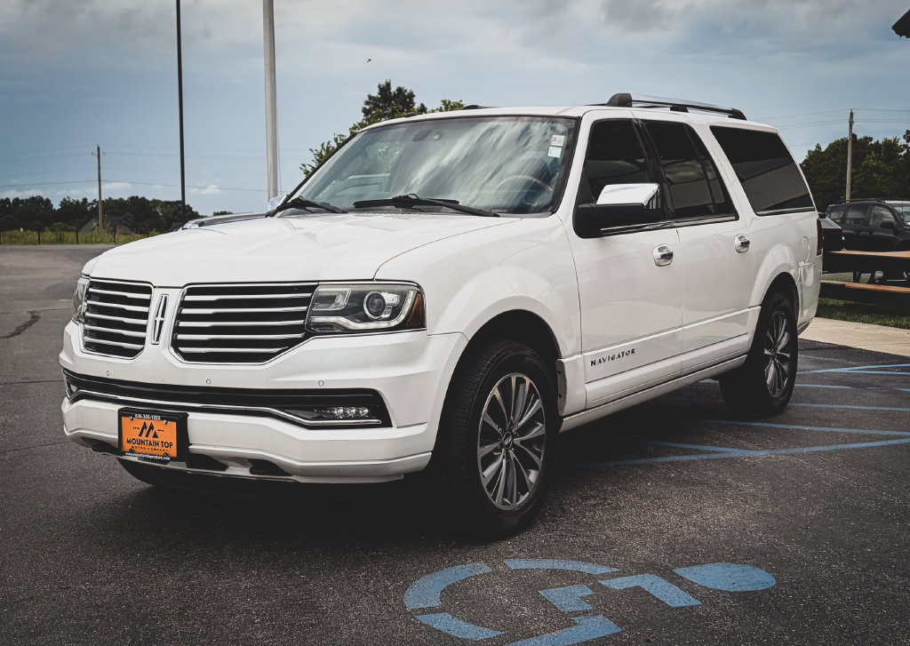 Used 2016 Lincoln Navigator L Select AWD/4WD image 19