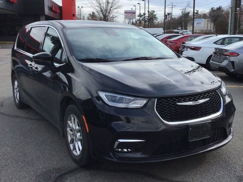 Used 2023 Chrysler Pacifica Touring-L image 1