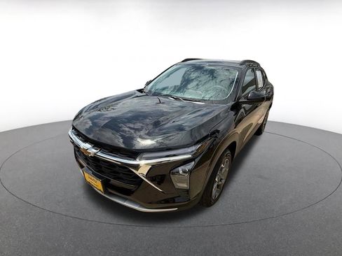 Used 2025 Chevrolet Trax LT image 3