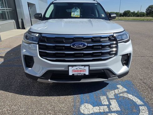 Used 2025 Ford Explorer Active AWD/4WD image 3