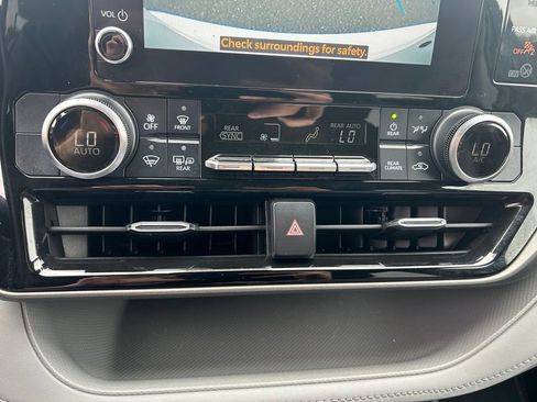 Used 2023 Toyota Highlander LE AWD/4WD image 27