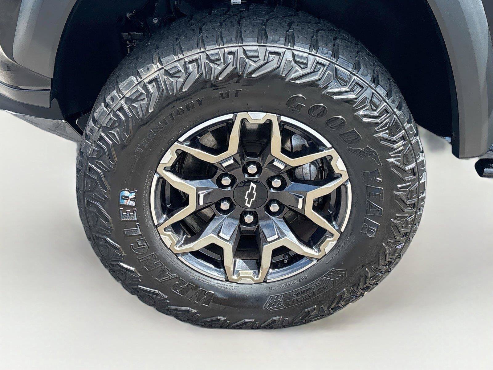 Used 2024 Chevrolet Colorado ZR2 w/ Technology Package AWD/4WD image 30