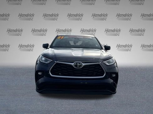 Used 2021 Toyota Highlander LE image 3