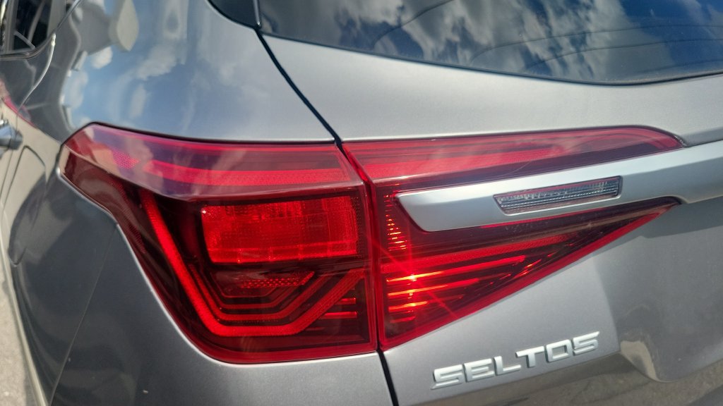Used 2023 Kia Seltos S w/ Navigation Package FWD image 9