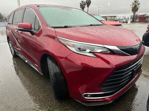 Used 2021 Toyota Sienna Platinum image 3
