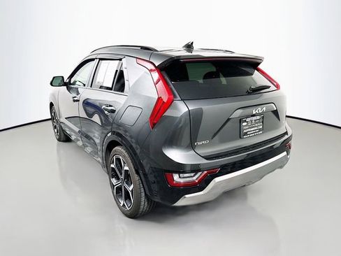 Used 2023 Kia Niro SX Touring image 5
