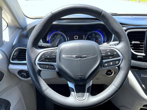 Used 2022 Chrysler Pacifica Touring-L FWD image 11