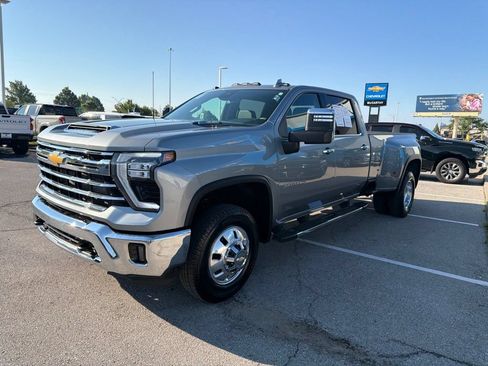 Used 2025 Chevrolet Silverado 3500 LTZ w/ LTZ Convenience Package AWD/4WD image 6