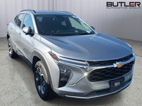 Used 2025 Chevrolet Trax LT FWD image 5