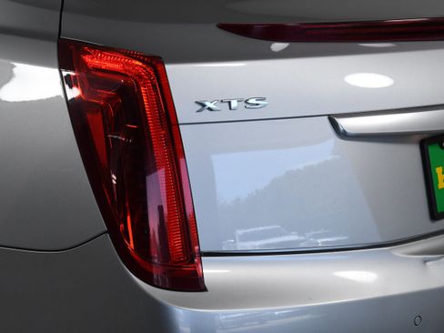 Used 2017 Cadillac XTS Luxury image 32