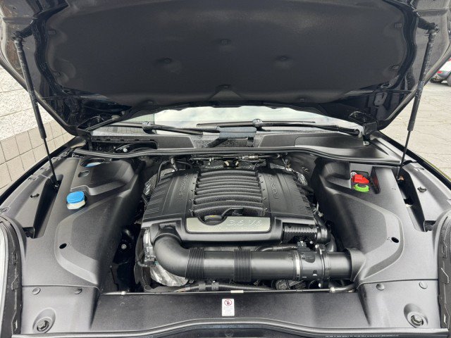 Used 2016 Porsche Cayenne w/ Premium Package AWD/4WD image 2