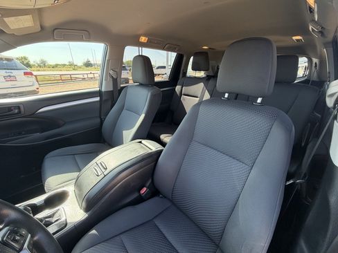Used 2019 Toyota Highlander LE FWD image 14