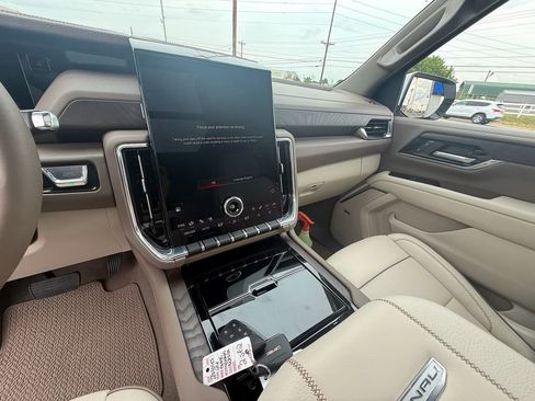 Used 2026 GMC Yukon XL Denali w/ Denali Reserve Package AWD/4WD image 15