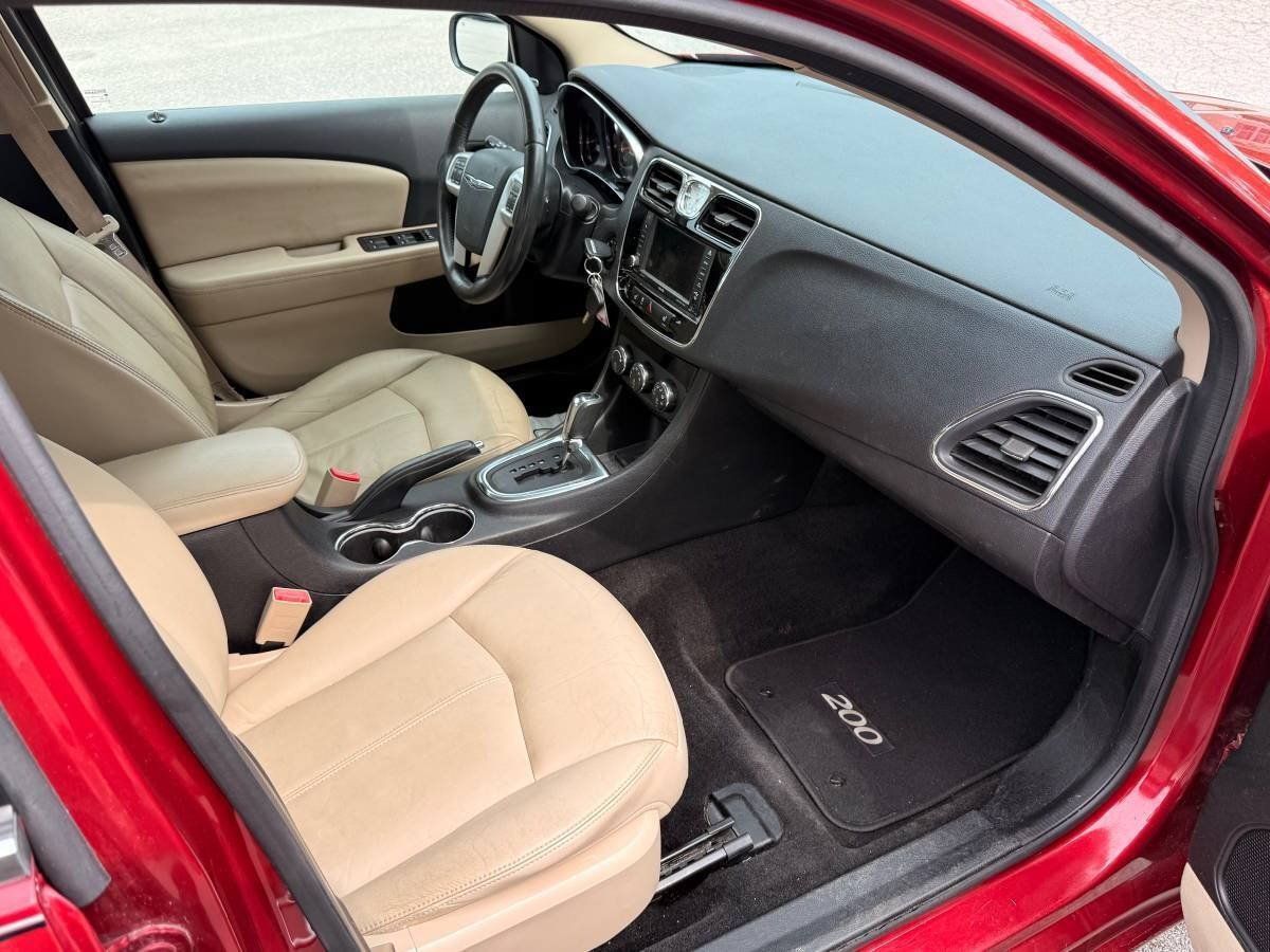 Used 2014 Chrysler 200 Limited w/ Sun/Sound Group FWD image 10