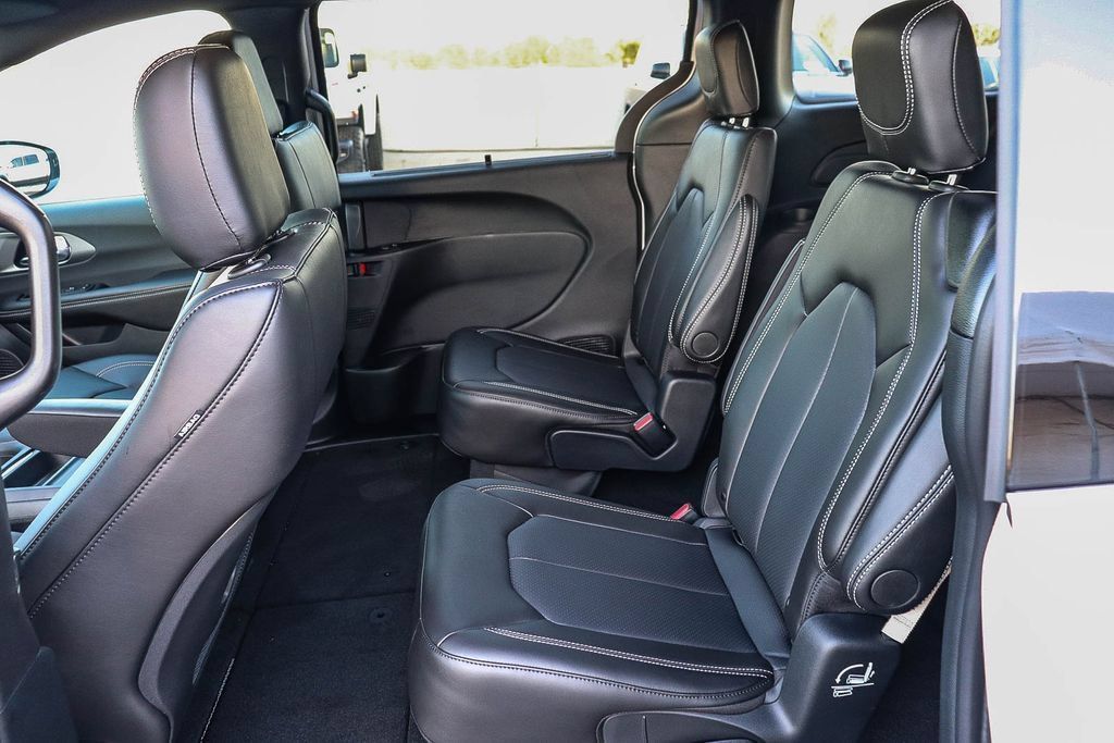 New 2027 Chrysler Pacifica Select FWD image 20