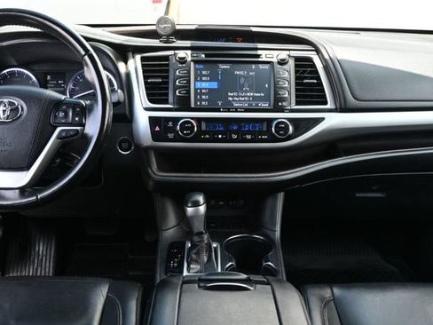 Used 2019 Toyota Highlander XLE FWD image 10