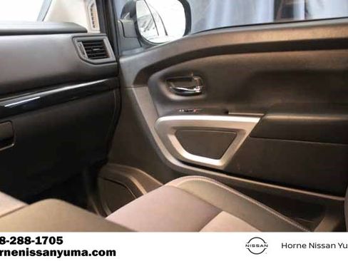 Used 2022 Nissan Titan SV image 11