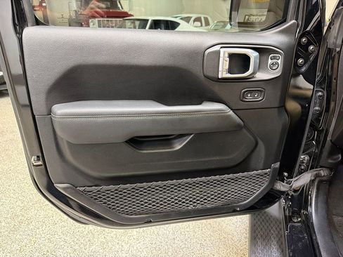 Used 2019 Jeep Wrangler Unlimited Sahara AWD/4WD image 29