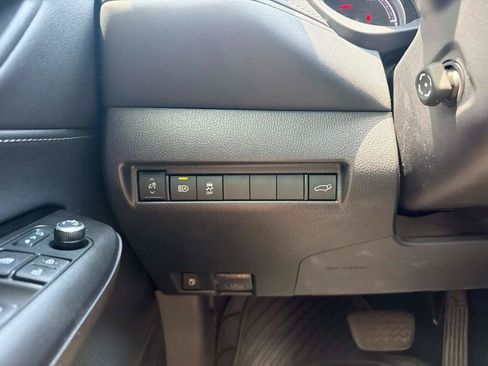 Used 2021 Toyota Venza LE AWD/4WD image 29