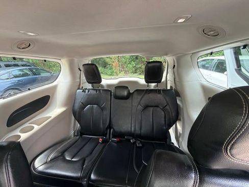 Used 2022 Chrysler Pacifica Touring-L FWD image 16