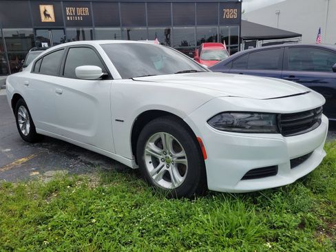 Used 2020 Dodge Charger SXT RWD image 3
