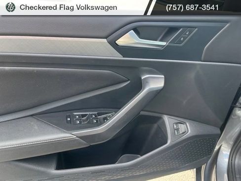 Used 2024 Volkswagen Jetta SE FWD image 12