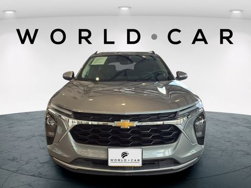 Used 2025 Chevrolet Trax LT w/ LT Convenience Package FWD image 16