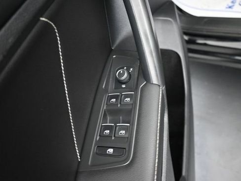 Used 2023 Volkswagen Tiguan SE w/ Panoramic Sunroof Package FWD image 12