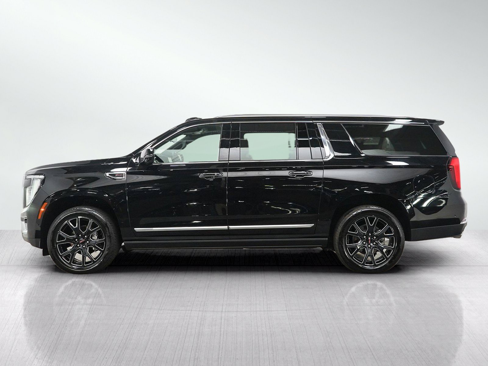 Used 2025 GMC Yukon XL Denali w/ Denali Reserve Package AWD/4WD image 2