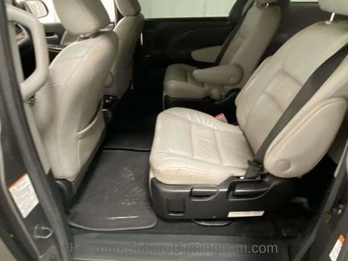Used 2015 Toyota Sienna L image 9
