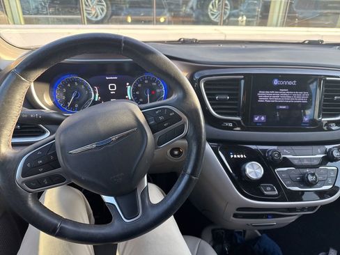 Used 2017 Chrysler Pacifica Touring-L Plus w/ Tire & Wheel Group FWD image 7