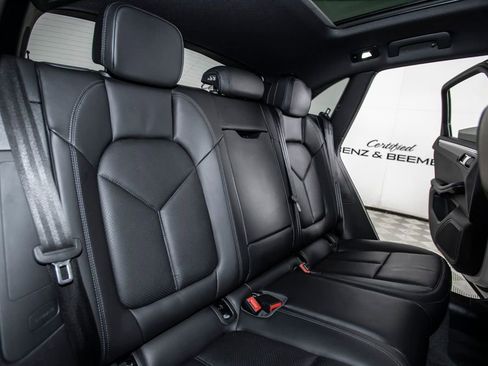 Used 2023 Porsche Macan AWD/4WD image 15