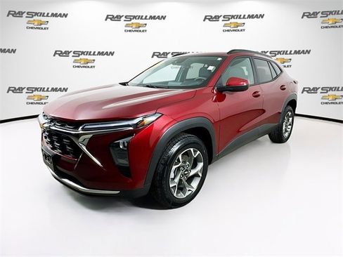 Used 2025 Chevrolet Trax LT image 3