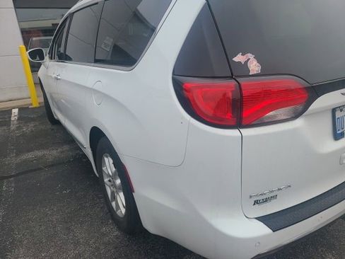 Used 2020 Chrysler Pacifica Touring-L FWD image 4
