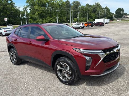 Used 2025 Chevrolet Trax LT w/ LT Convenience Package FWD image 7