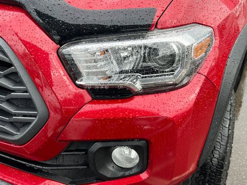 Certified 2023 Toyota Tacoma TRD Off-Road AWD/4WD image 11