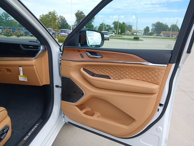 New 2027 Jeep Grand Cherokee Summit w/ Adv Protech Group IV AWD/4WD image 30