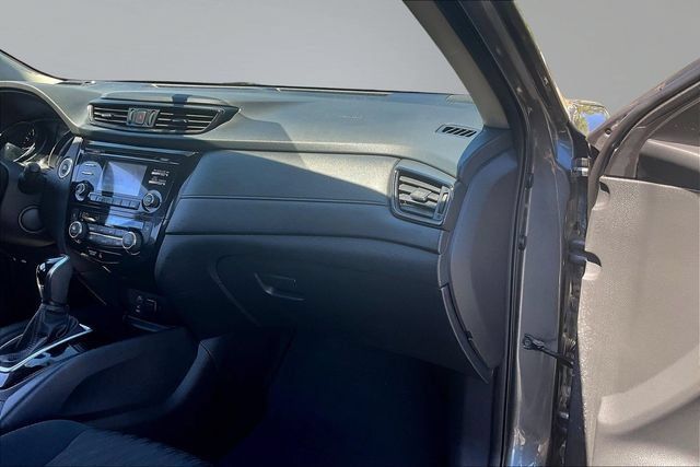 Used 2017 Nissan Rogue SV AWD/4WD image 26